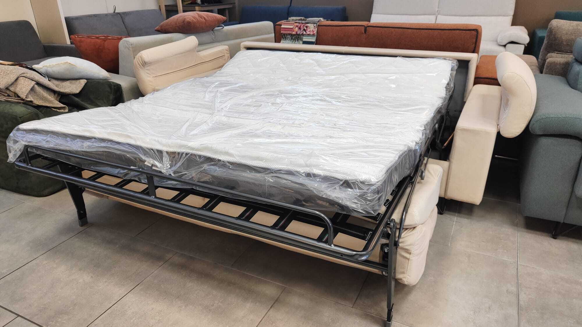 Dettaglio materasso spesso di un divano letto aperto